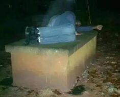 This man slept on his mother’s grave every day, never leaving her side. People couldn’t believe it.