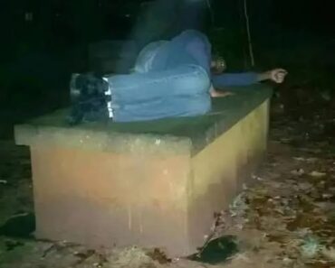 This man slept on his mother’s grave every day, never leaving her side. People couldn’t believe it.